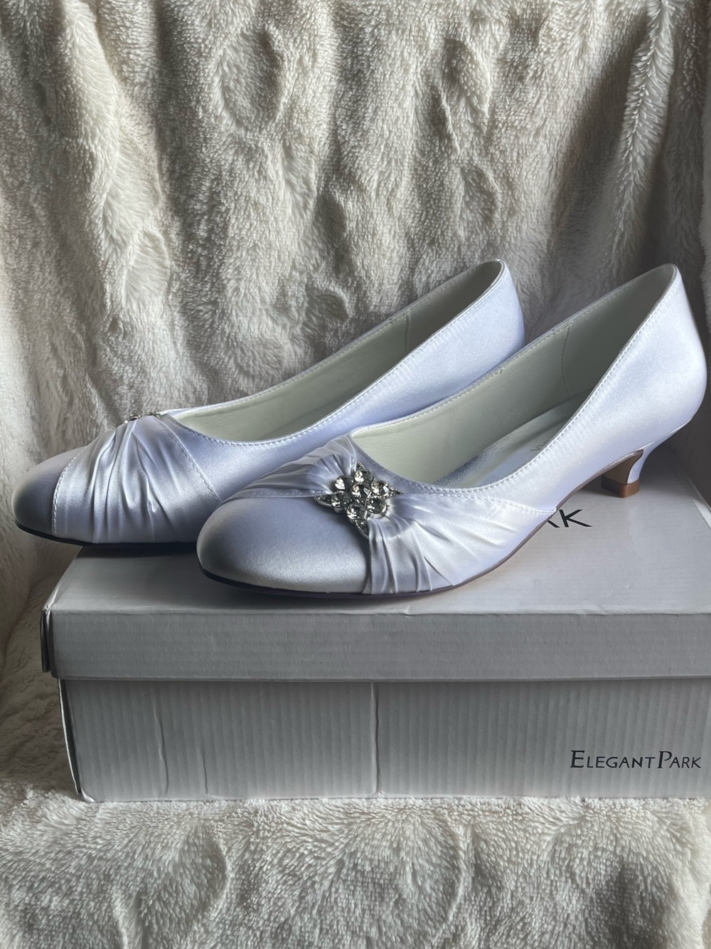 ♥️ Women's White Satin Low Heel Dress
Shoes with Rhinestone Buckle Size 8 NIB